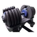 Close-up van een 40 kg dumbbell op de racktray met de genummerde gewichtsdraaiknop richting de camera