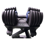 Close-up op handvathoogte van een WOLV 40 kg dumbbell in zijn tray op het halterrek