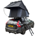 WOLV Hardcase daktent opengeklapt op een zwarte stationwagen, aerodynamische hardshell met telescopische ladder