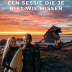 Surfkoppel bij zonsondergang aan de kust met de WOLV daktent opgezet op hun offroad stationwagen