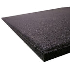 Hoekdetail met de massieve 2 cm dikke rubberen rand van de WOLV gymtegel