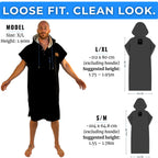 Maattabel van de WOLV Surf Poncho: L/XL van 112 x 80 cm en S/M van 104 x 64.8 cm met richtlengtes