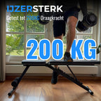 Man staat met een dumbbell op de WOLV Core halterbank en toont de geteste belastbaarheid van 200 kg