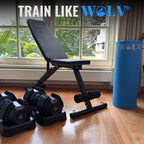 WOLV Core halterbank opgesteld in een woonkamer met verstelbare dumbbells en een blauwe yogamat