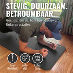 Onderarmplank op de zwarte WOLV yogamat 15 mm, met nadruk op scheurvastheid, antislip grip en 192 cm lengte