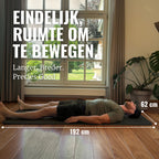 Man ligt volledig uitgestrekt op de zwarte WOLV yogamat, met de afmetingen van 192 x 62 cm aangegeven