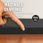 Close-up van een vinger die wegzakt in de zwarte WOLV yogamat en de 15 mm demping laat zien