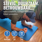 Man houdt een plank vast op de blauwe WOLV yogamat, met iconen voor scheurvast, antislip en 192 cm extra lang