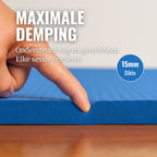 Vinger drukt in het 15 mm dikke blauwe schuim en toont de demping van de WOLV yogamat