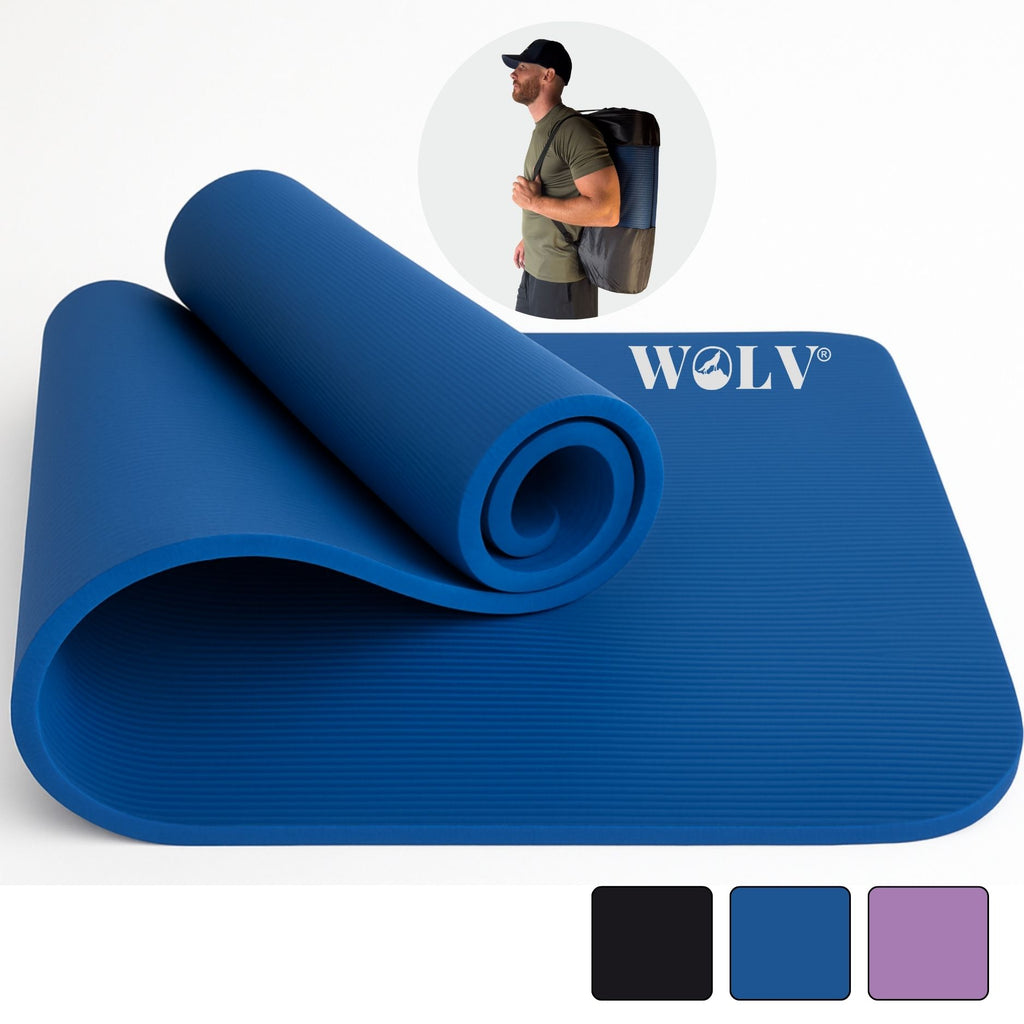 Blauwe WOLV extra dikke yogamat 15 mm half opgerold, met draagtas in beeld en kleurstalen zwart, blauw en paars
