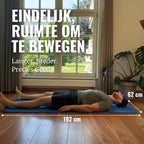 Blauwe WOLV yogamat van 192 x 62 cm, getoond met een man die er volledig uitgestrekt op ligt