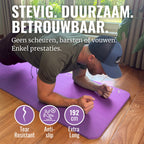 Plankoefening op de paarse WOLV yogamat 15 mm met iconen voor scheurvast, antislip en extra lang