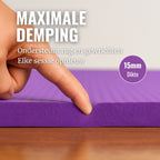 Vingertop drukt in het paarse schuim van de WOLV yogamat en toont de maximale demping van 15 mm dikte